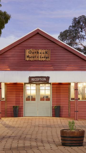Outback Hotel & Lodge Exterior - Dusk