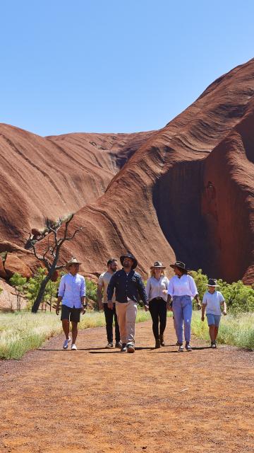 Group on a walking tour by Uluru rock 